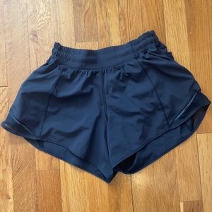 Lululemon Low-Rise Hotty Hot Short 4”